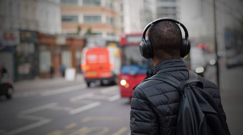 Headphones vs Earphones hearing damage, Which is Safer