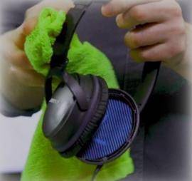 Wipe headphones with cloth to clean and remove sweat smell